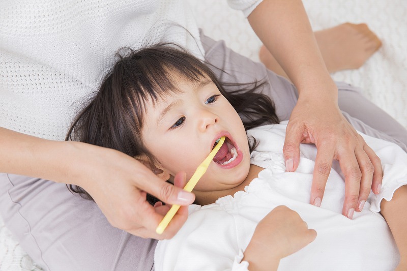 子どもが嫌がらないように仕上げ磨きをしましょう