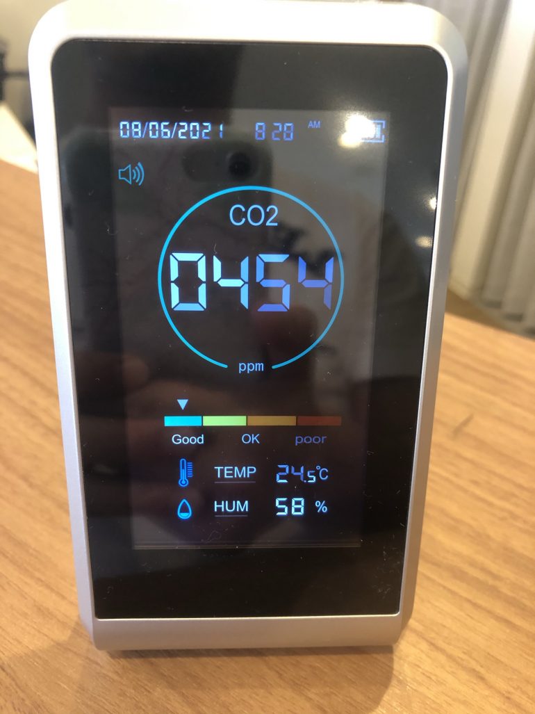 待合室にCO2濃度測定器を導入しました